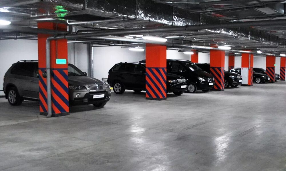 Регистрация машиноместа. Подземная парковка. Машина в паркинге. Подземный паркинг Москва. Автомобиль на подземной парковке.