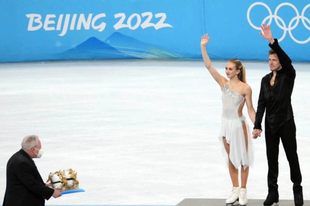 Фигурное катание пекин 2022 мишина галлямов. Лидеры по олимпиаде. Медальный зачет олимпиады 2022 таблица. Победители олимпийских игр. Лидеры на олимпийских играх.