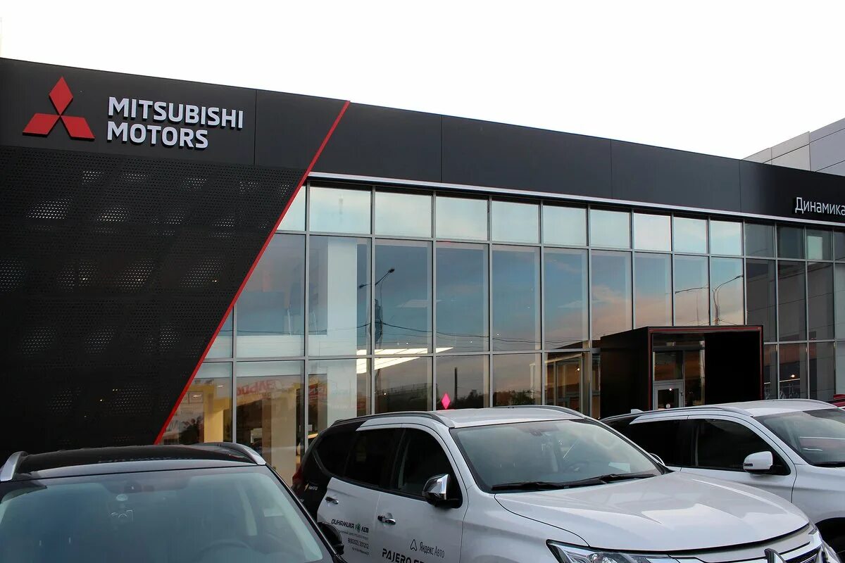 Динамик трейд череповец. Октябрьский 31 череповец автосалон. автосалон mitsubishi. мицубиси дилер. мицубиси в автосалоне.