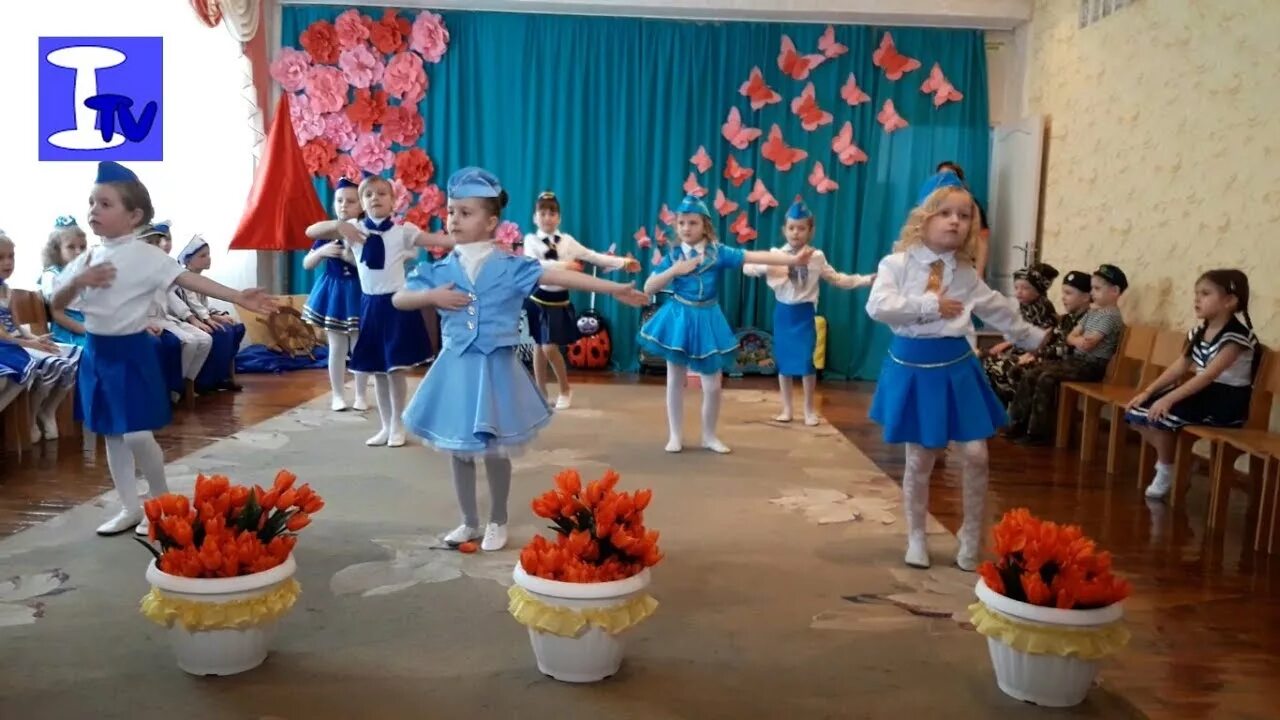 Танец стюардесс в детском саду на выпускной. Выход стюардессы на утреннике в детском саду. Выход стюардессы на утреннике в детском саду. Стюардесса костюм детский для танца. Костюм стюардессы взрослый.