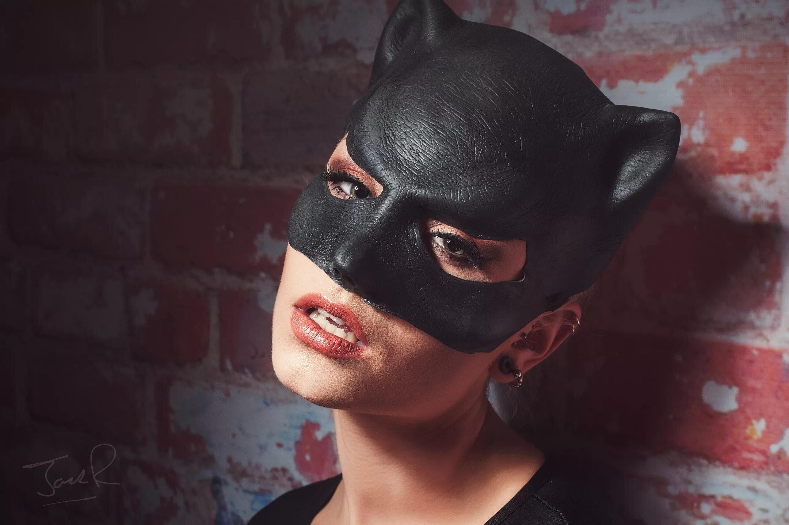 Девушка в маске они. Маск Catwoman. Девушка в маске. Девушка кошка. Девушка в маске кошки.