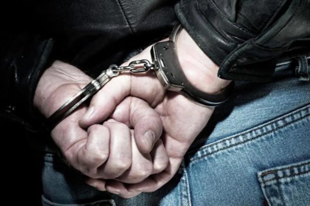 Задержание подозреваемого в преступлении. Задержан подозреваемый в краже. задержали подозреваемого в грабеже. полицейские задержали подозреваемого в грабеже.