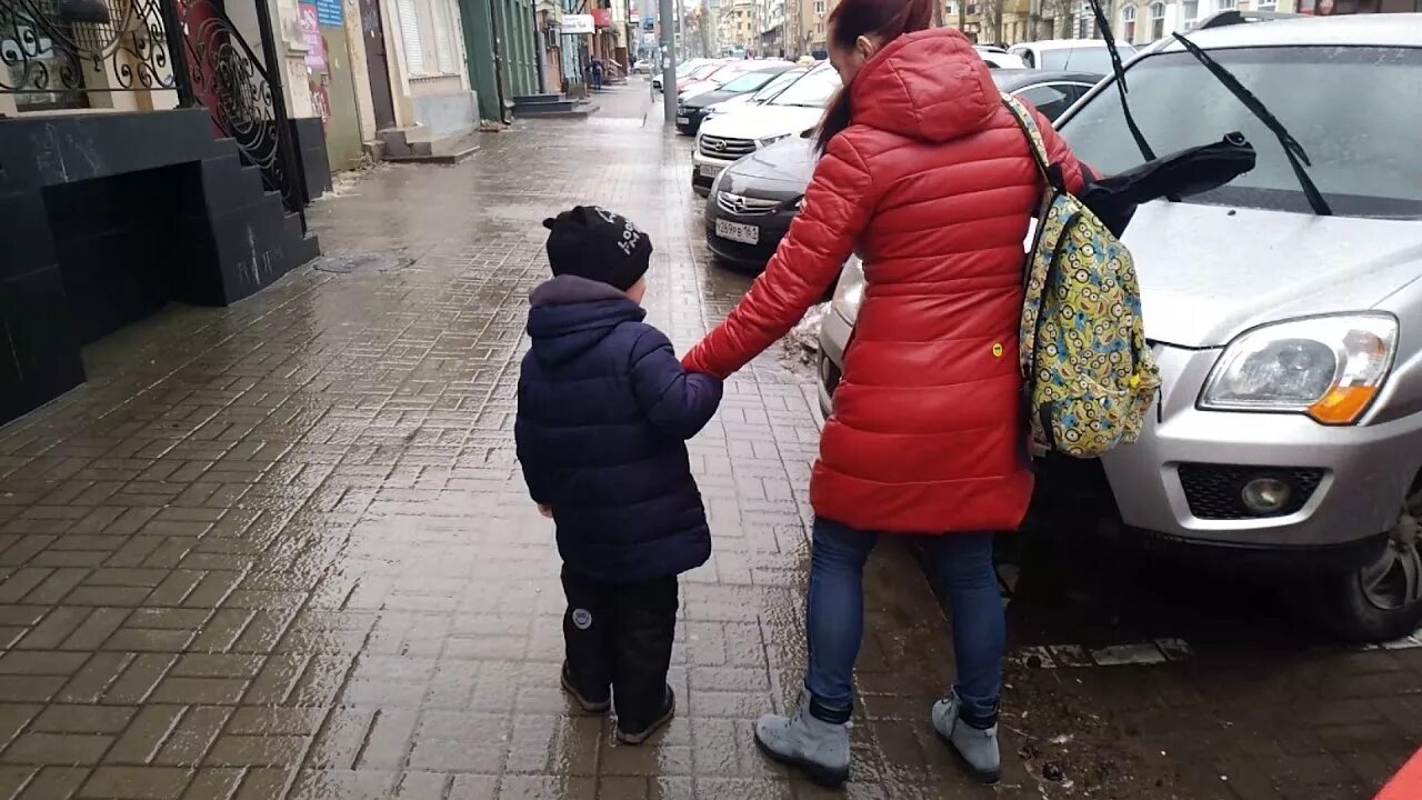 Фото пешеходов на скользком тротуаре. Ледяной дождь ростов. Гололед в ростове. Борьба с гололёдом в европе. Гололед ростов.