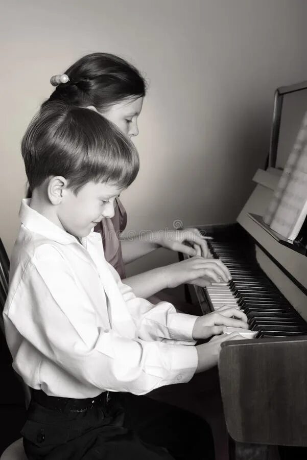 The piano girls фото. Пианист без рук. Your sister play the piano. Your sister play the piano. Сестра играет на пианино.