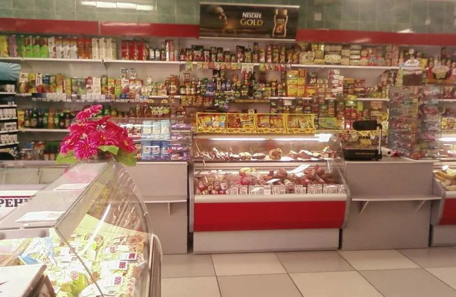 Магазин через прилавок. Прилавок продуктового магазина. Витрины маленьких продуктовых магазинов. Витрины маленького магазина продуктов.