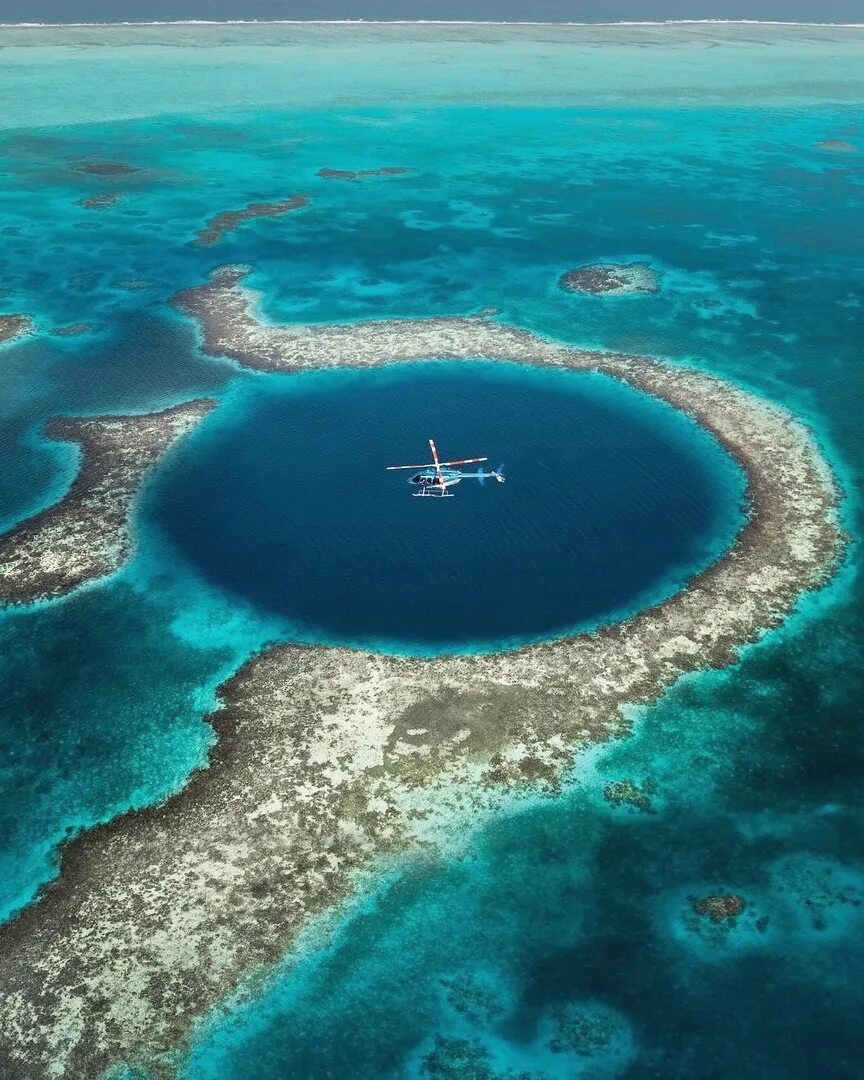 Самая большая глубина на земле. Большая голубая дыра, Лайтхаус-риф. Юкатан полуостров большая голубая дыра. Белизский Барьерный риф Белиз. Голубая дыра Дина Багамские острова.