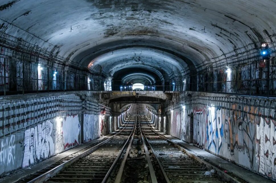 Станция призрак бородинская. Заброшенные станции метро нью-йорка. Заброшенный московский метрополитен. Заброшенные тоннели метро в москве. Станция призрак бородинская.