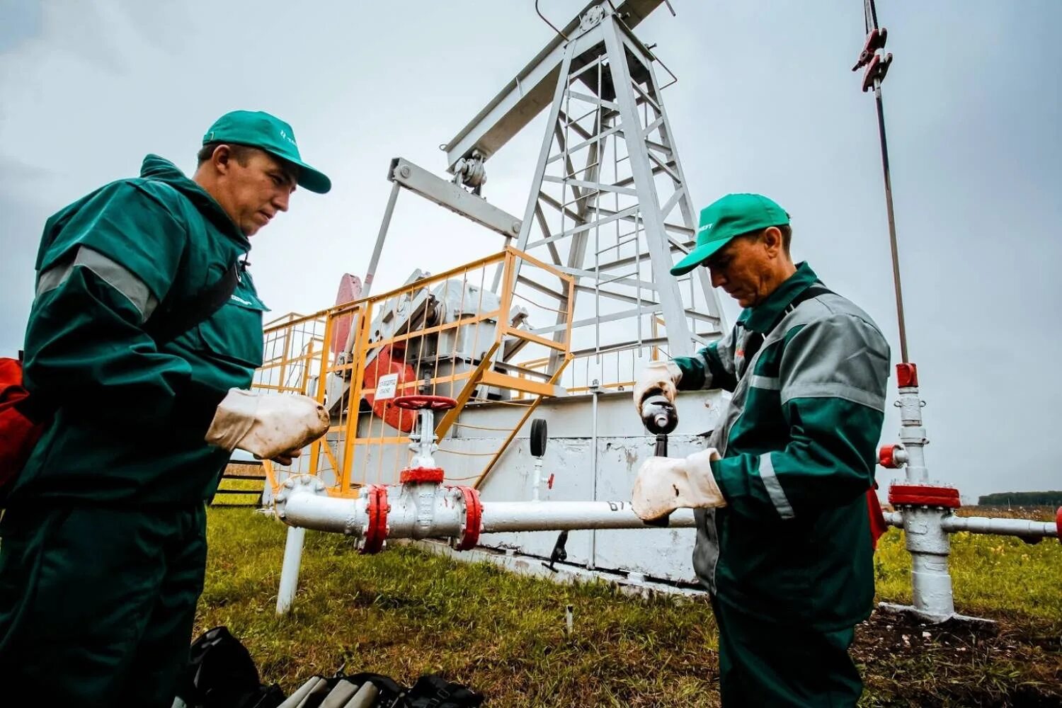 Елабуга татнефть. Оператор по добыче нефти и газа татнефть. нефть татарстана татнефть. татнефть добыча альметьевск. ромашкинское месторождение татнефть.