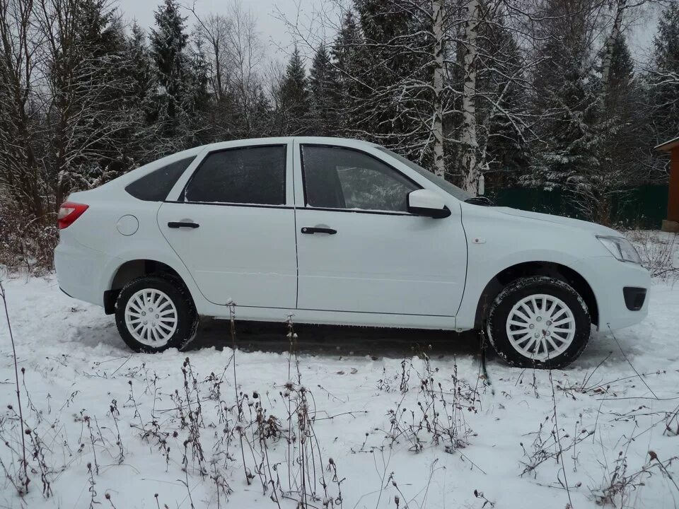 Белые колпаки на гранту. Гранта на штампах r15. Белая гранта на колпаках. Белая гранта на колпаках. Белая гранта на колпаках.