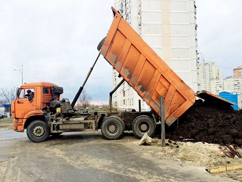 Камаз 20 кубов грунта. Перегной чернозем торф камаз. Вывоз грунта самосвалами камаз. Чернозем камаз. Перевозка земли.