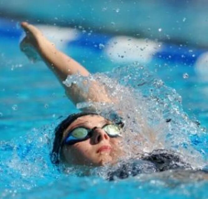 Спортивное плавание на спине. Плавание на спине. Плавание кролем женщины. Плавание кролем девушка.