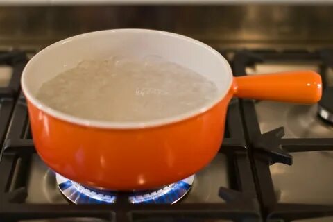 На плите стоит кастрюля с водой