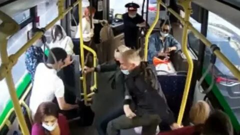 Люди упали в автобусе