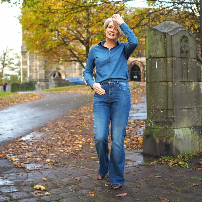 Джинсы после 50 лет. Джинсы для женщин 50+. Джинсы для пожилых женщин. Пожилая дама в джинсах. Модели джинс для женщин 50+.
