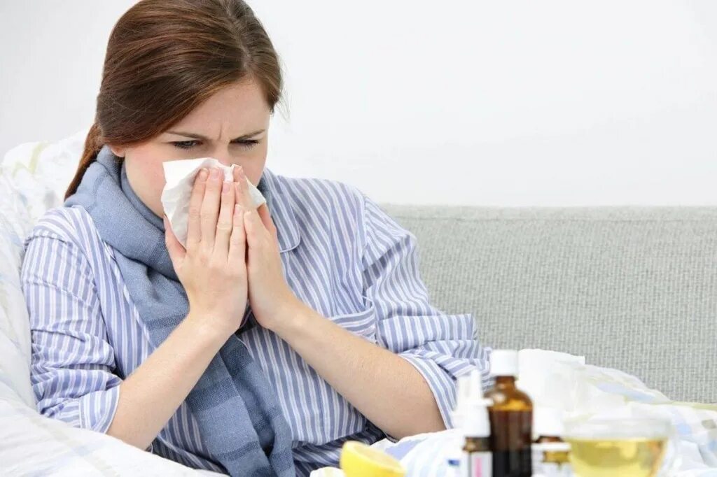 Лечение гриппа дома. Человек болеет. Простуда. Простуда и грипп. Заболела простудой.