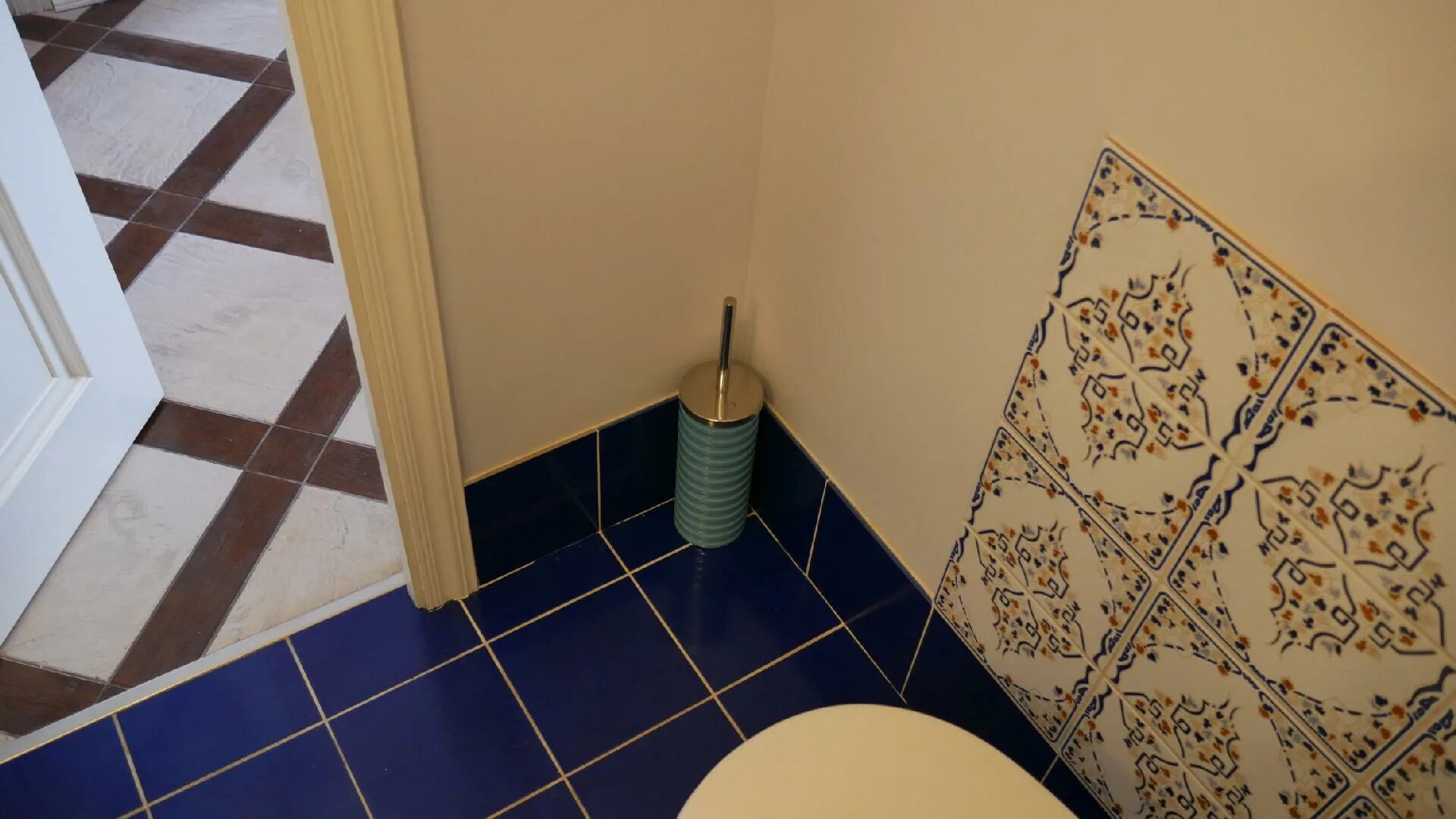 Кухня без двери в коридор. Белая плитка в коридоре. Как оформить переход. Дверной проем на кухню. Как оформить переход.