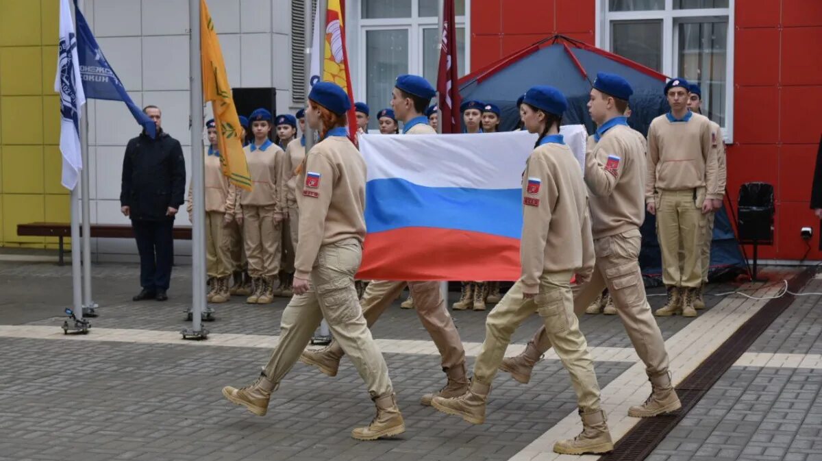 Новшества с 1 апреля 2024. Поднятие флага в школе. Флаг России в школе. Церемония поднятия флага в школе. Поднятие флага в школе дети.