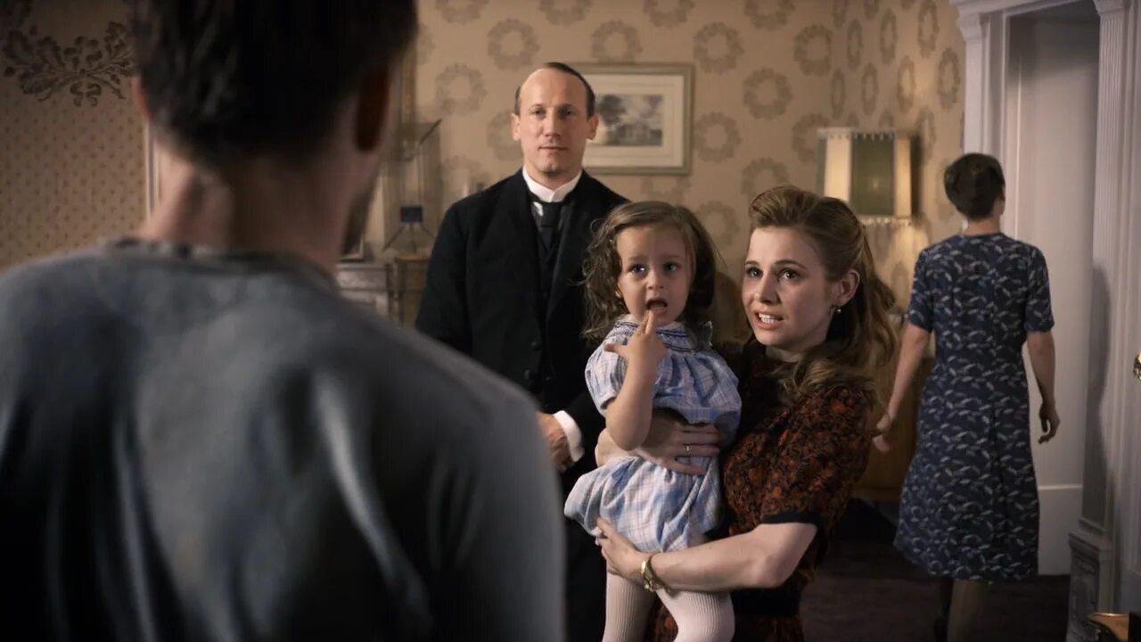 Отель адлон сериал. Современная семейная сага. Земля волков сериал альмудена. Рейтинг лучших семейных саг. Современная семейная сага.