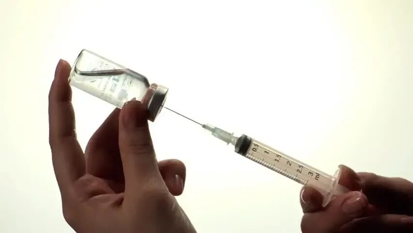 Что будет если в шприц попадет воздух. Укол шприцом. шприц и ампула. медицинские приборы укол.