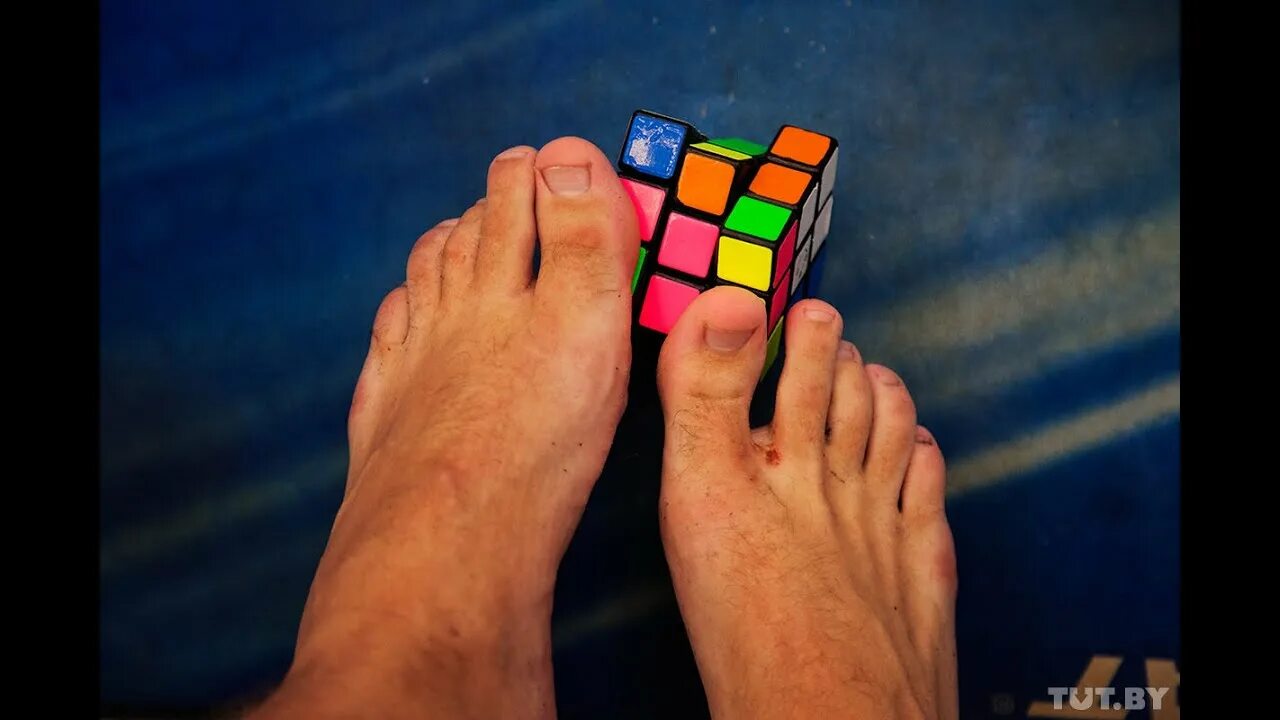 Рекорд кубика Рубика 3х3. Мировой рекорд сборки кубика Рубика. Собирает кубик Рубика ногами. Мировой рекорд по собиранию кубика Рубика.