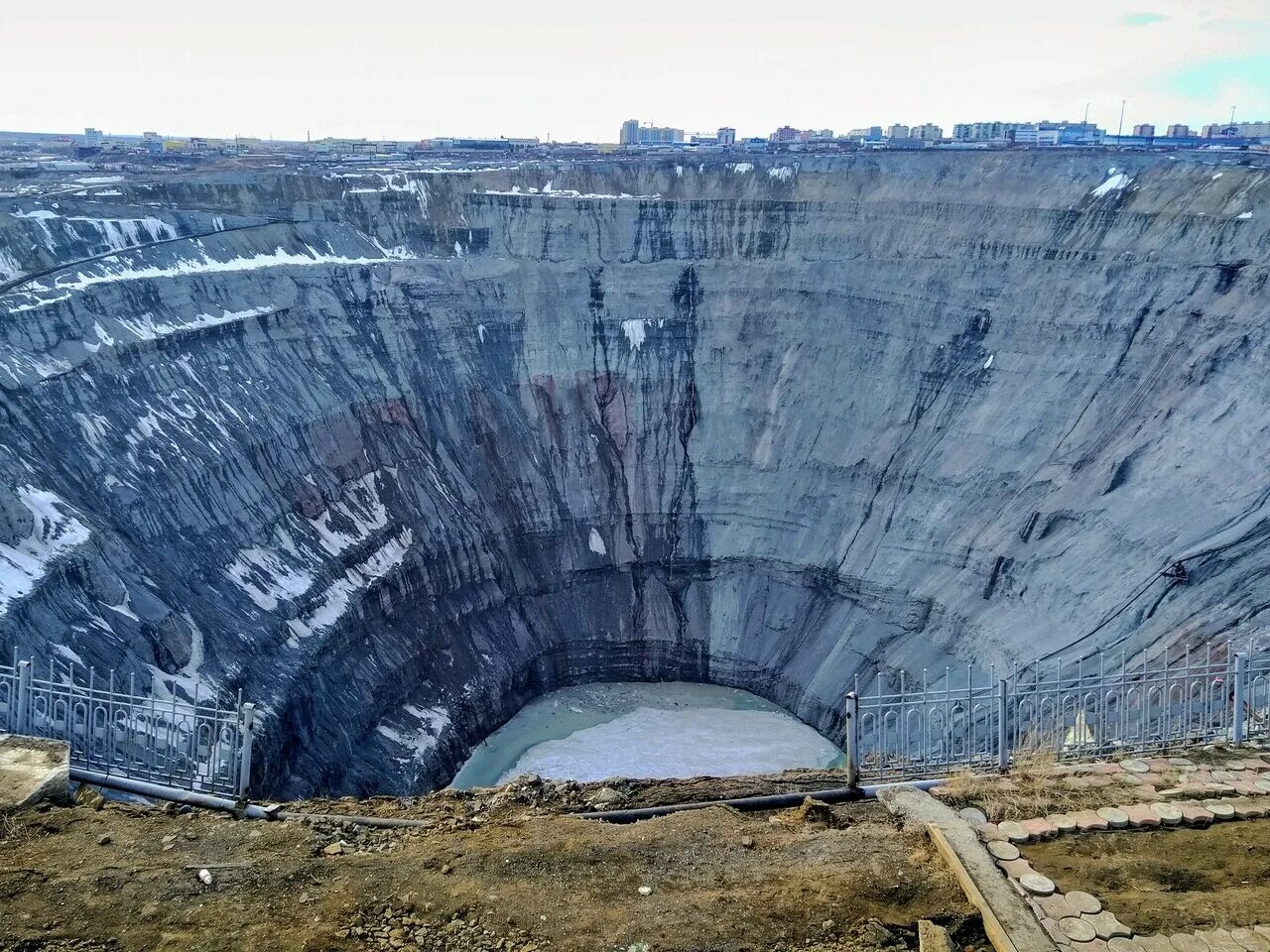 Мирный Якутия кимберлитовая трубка. Кимберлитовая трубка мир в Якутии. Город Мирный Якутия кимберлитовая трубка. Кратер Мирный Якутия.