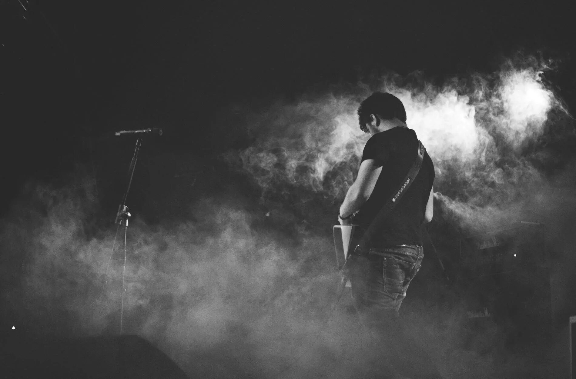 Гитарист на сцене в дыму. Рок-группа в дыму. Музыкант в темноте. Грустный рок. Грустная мелодия для фона