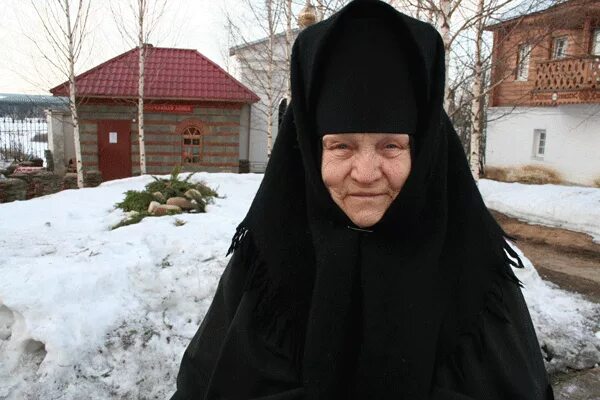Через минуту попадья вышла. Через минуту попадья вышла