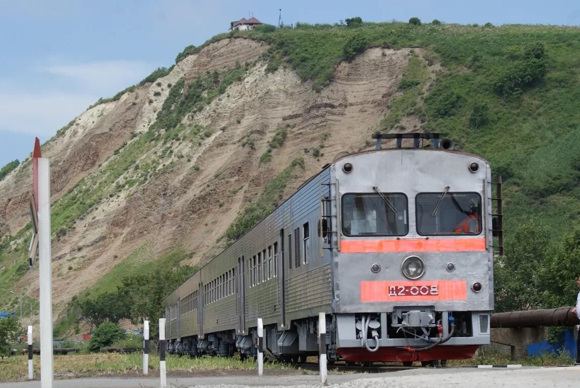 Железная дорога Холмск Южно-Сахалинск. Станция Холмск Сахалинская ЖД. Поезд Южно Сахалинск. Японские поезда на Сахалине.