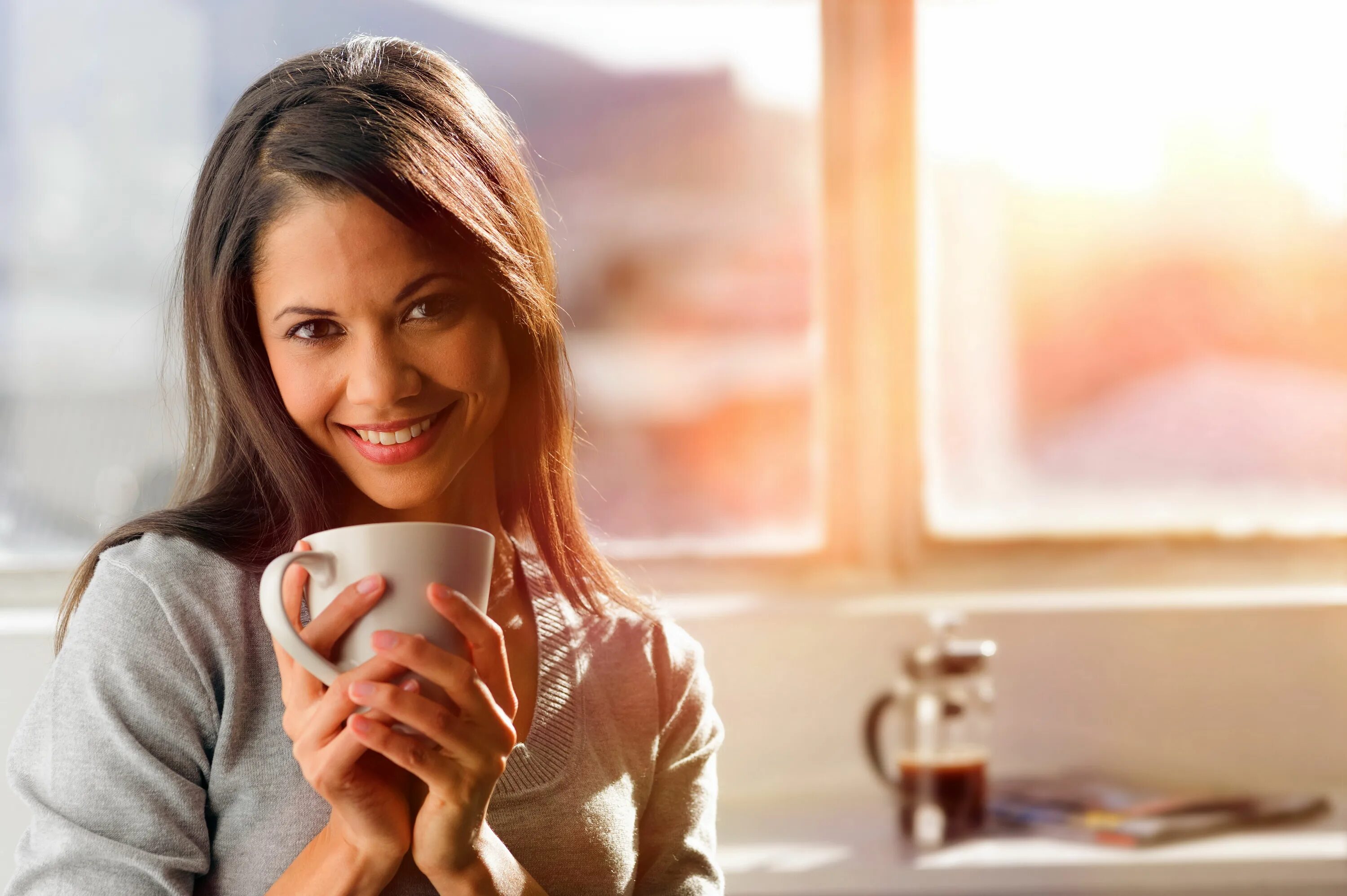 Женщина принимает на дому. Девушка с чашкой чая. Женщина пьет кофе. Девушка пьет чай. Счастливая девушка.