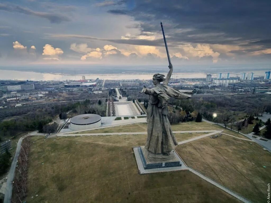 родина-мать волгоград путеводитель. волгоград бывший. волгоград родина мать мамаев курган. волгоград современный. город волгоград.