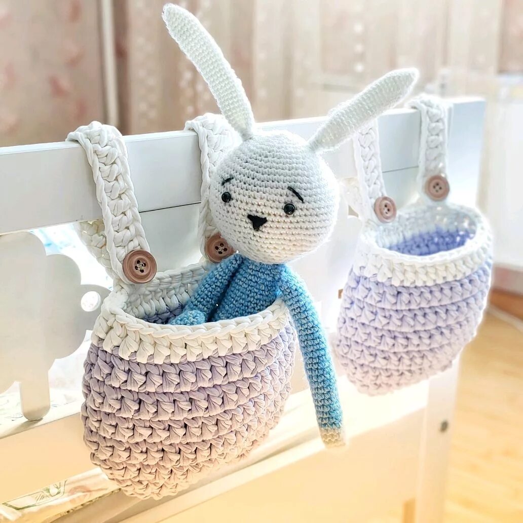 Корзинка сова из трикотажной пряжи. Кармашек на кроватку из трикотажной пряжи. Подвесная вязаная корзинка. Подвесные вязаные корзины. Вязаные корзинки крючком.