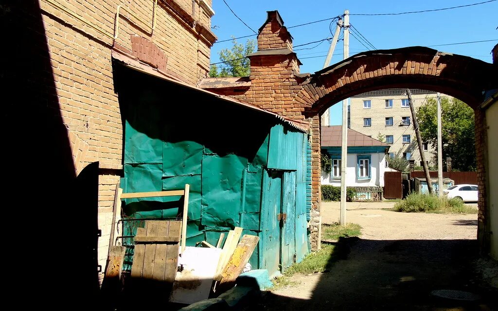 Старый дом старый двор песня. Казанские старинные дворы. пос октябрьский старый двор. бийск двор старый. старые дворы нижнего новгорода.