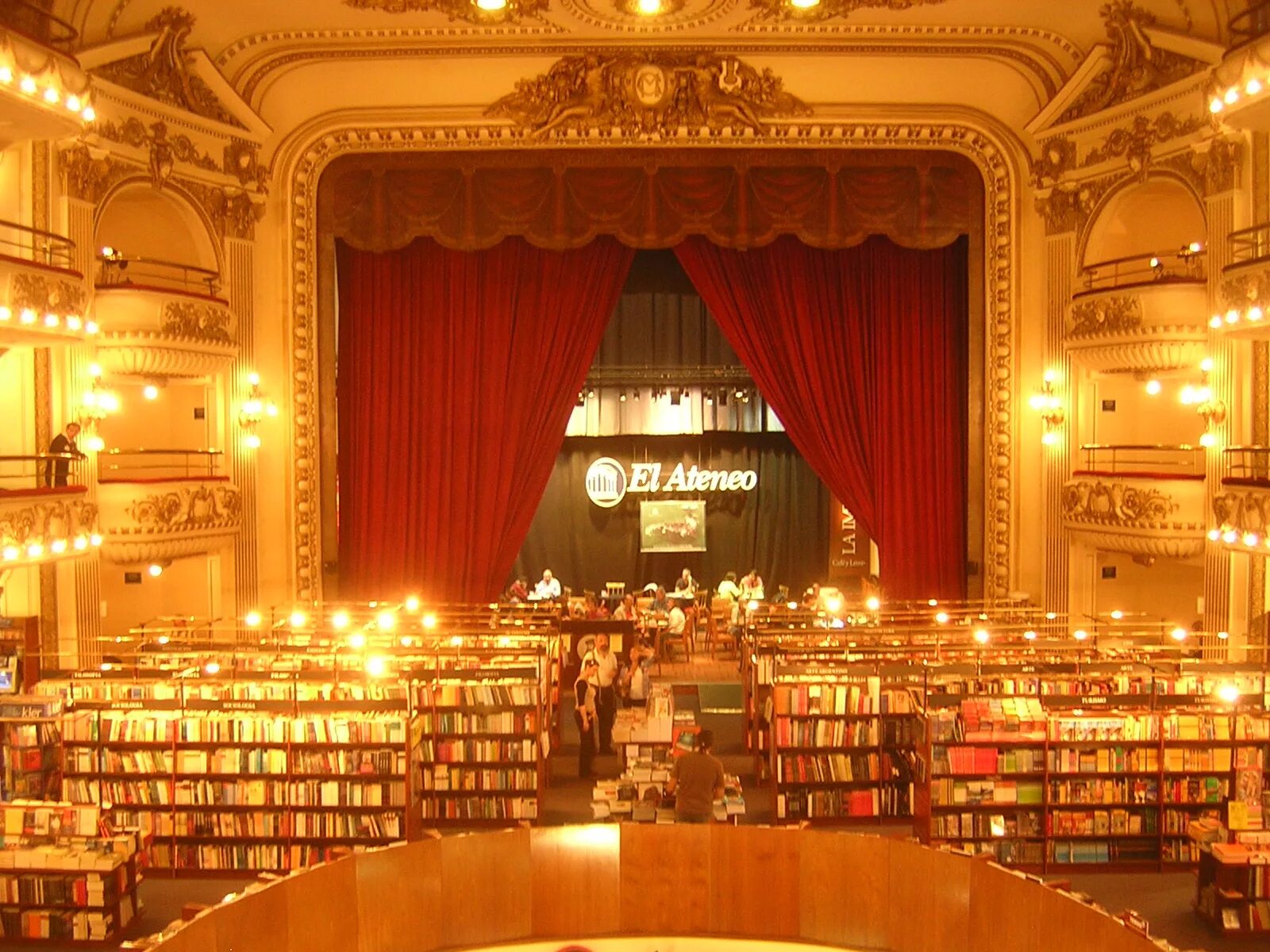 Store theatre. Книжный магазин el Ateneo Grand Splendid, Буэнос-Айрес Аргентина. Книжный магазин театр. Книжный магазин libreria alta acqua. Librería el Atene минималистичное фото.