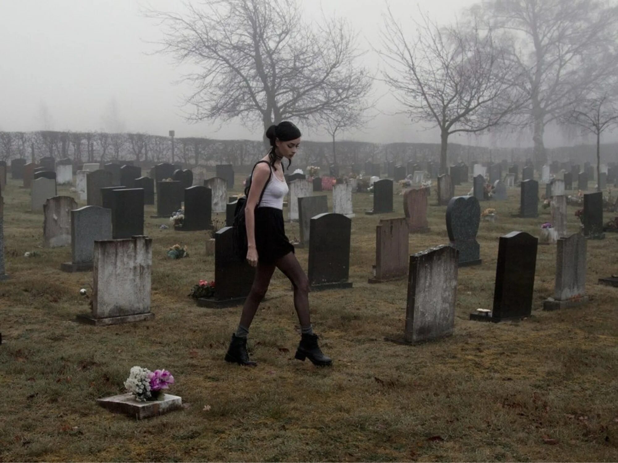 Толкование сна кладбище. Felice Fawn на кладбище. Felice Fawn фотосессия на кладбище. Девушка на кладбище.
