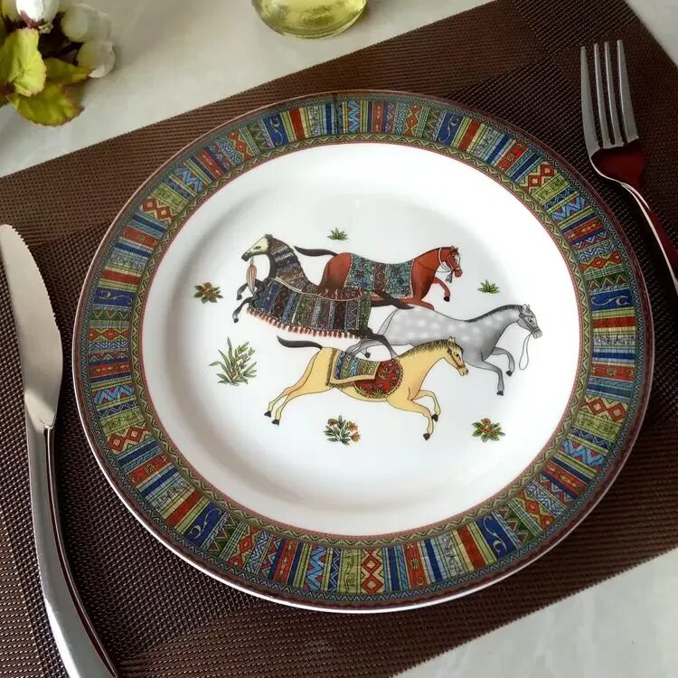 Тарелка лошадь. Тарелка с лошадью. Посуда с лошадьми. Hermes посуда с лошадьми. Тарелки Hermes лошади.