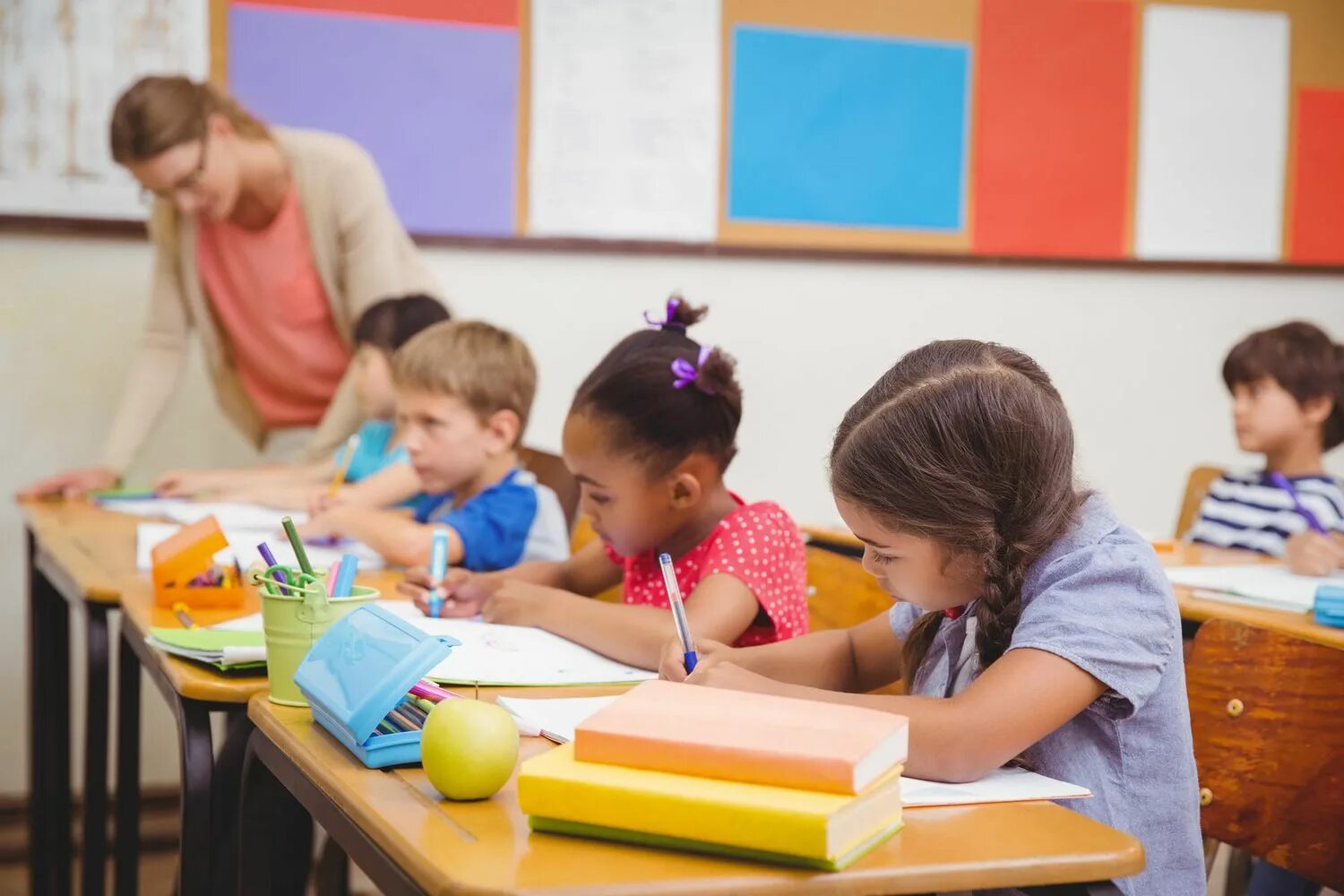 Am a first year student. Children at School. Педагог дополнительного образования. Children at School studying. Pupils are at the School.