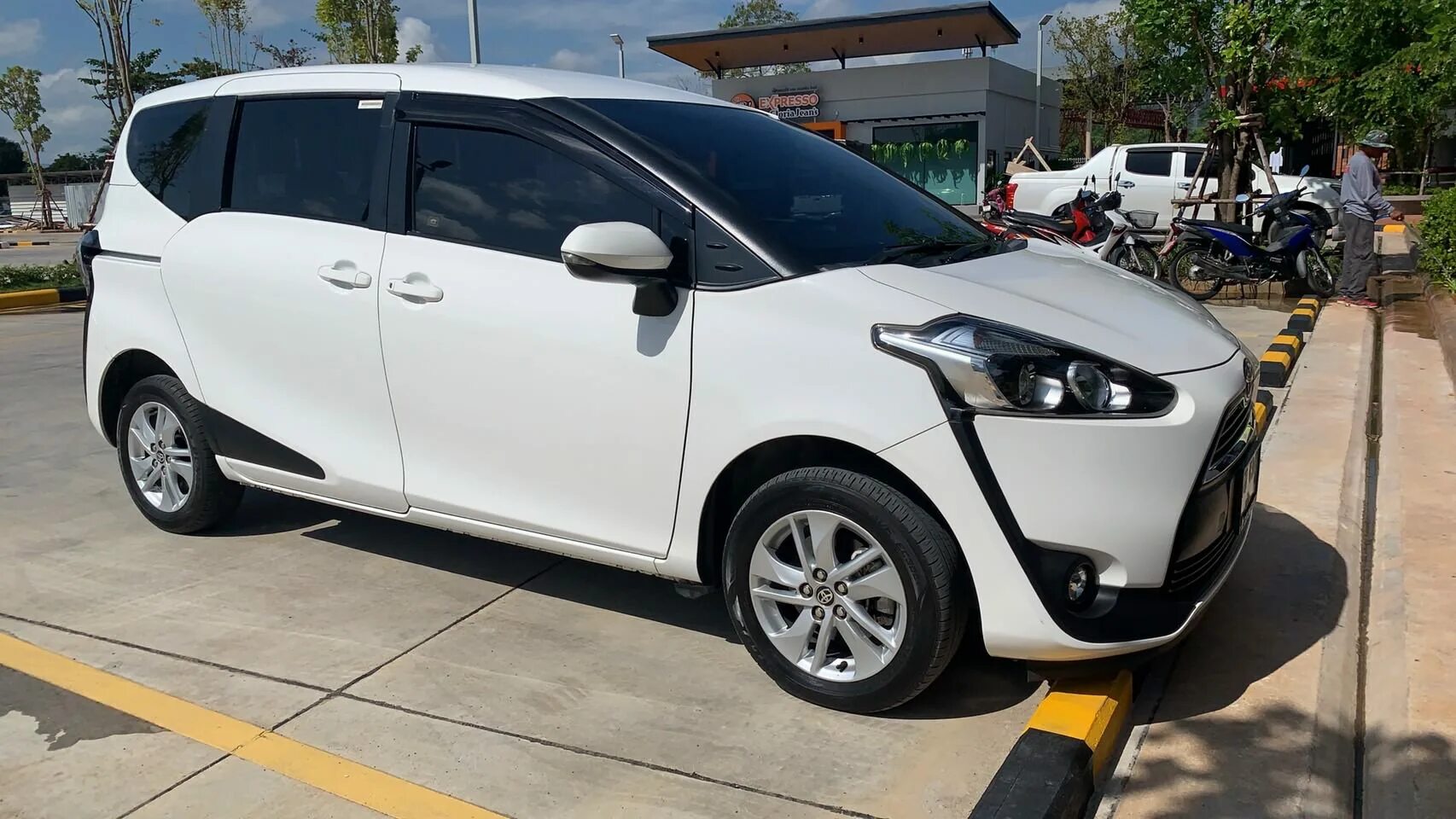 Аренда авто тайланд. Toyota Sienta 2g Silver. Тойота Сиента 2021. Тойота Сиента 2018. Тойота Сиента черная.