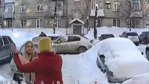 Напал на женщину на улице