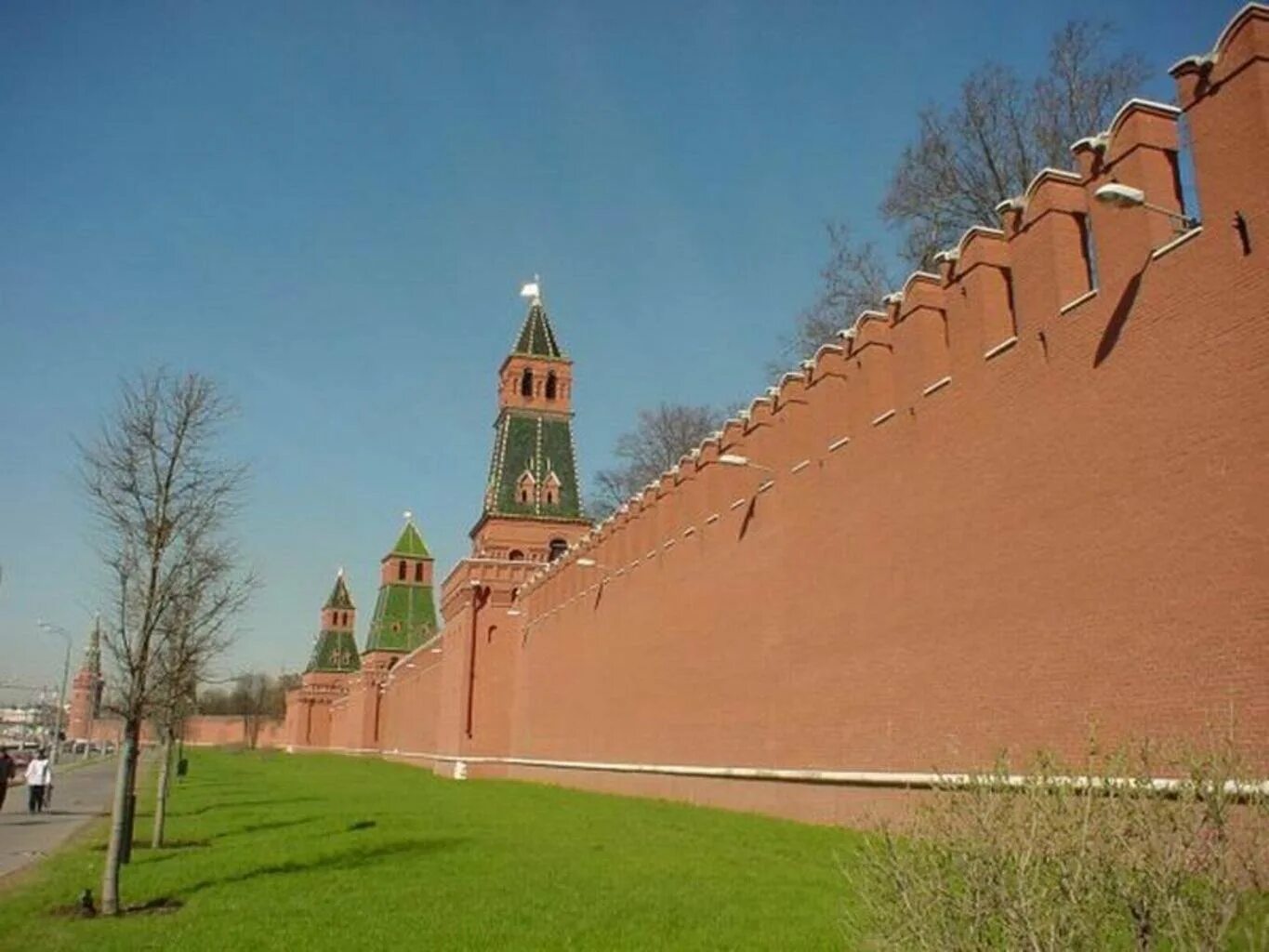 Кремлевские стены и башни. Краснокирпичные стены московского кремля. кремлевская стена москва. московский кремль ласточкин хвост. башни московского кремля 15 века.