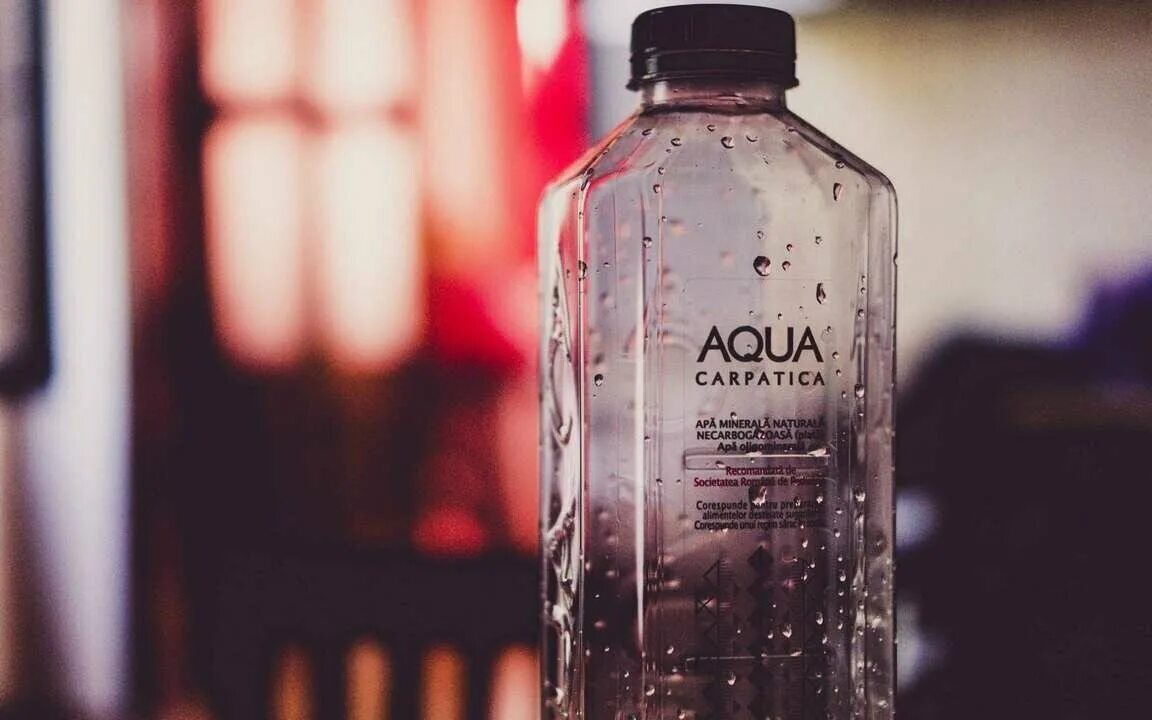 бутылка воды на столе. красивые пластиковые бутылки. красивые бутылки для воды. бутылочки жидкости. бутылочка для воды детская.