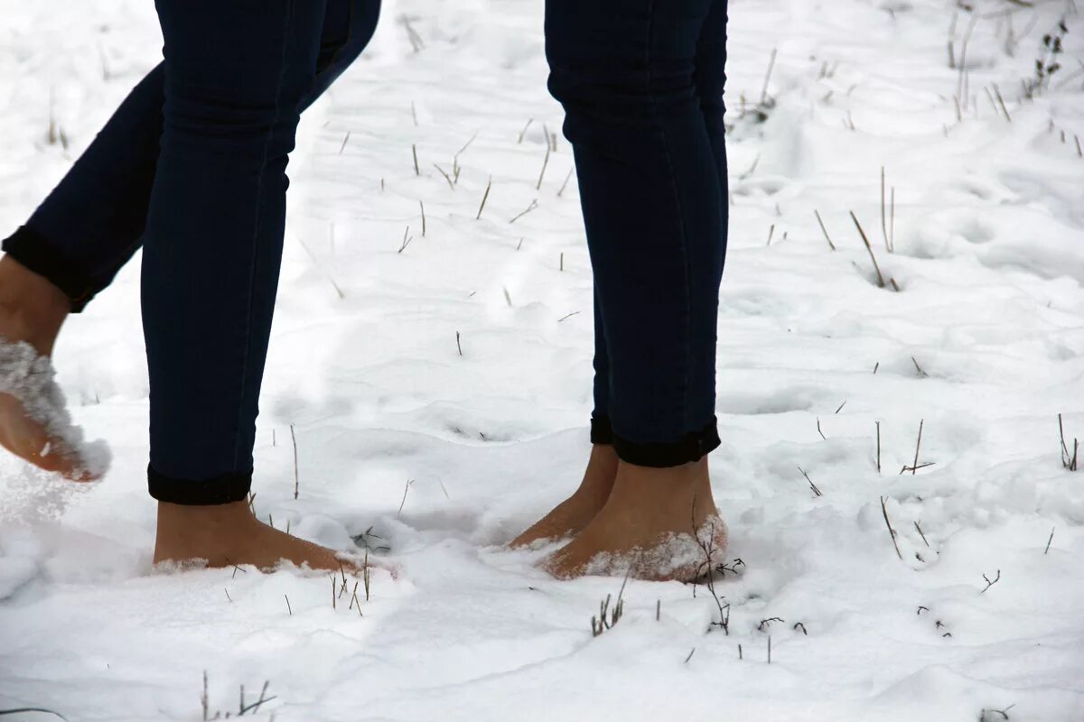 Босиком зимой. Босиком на снегу. Босые ноги на снегу. Ступни на снегу.