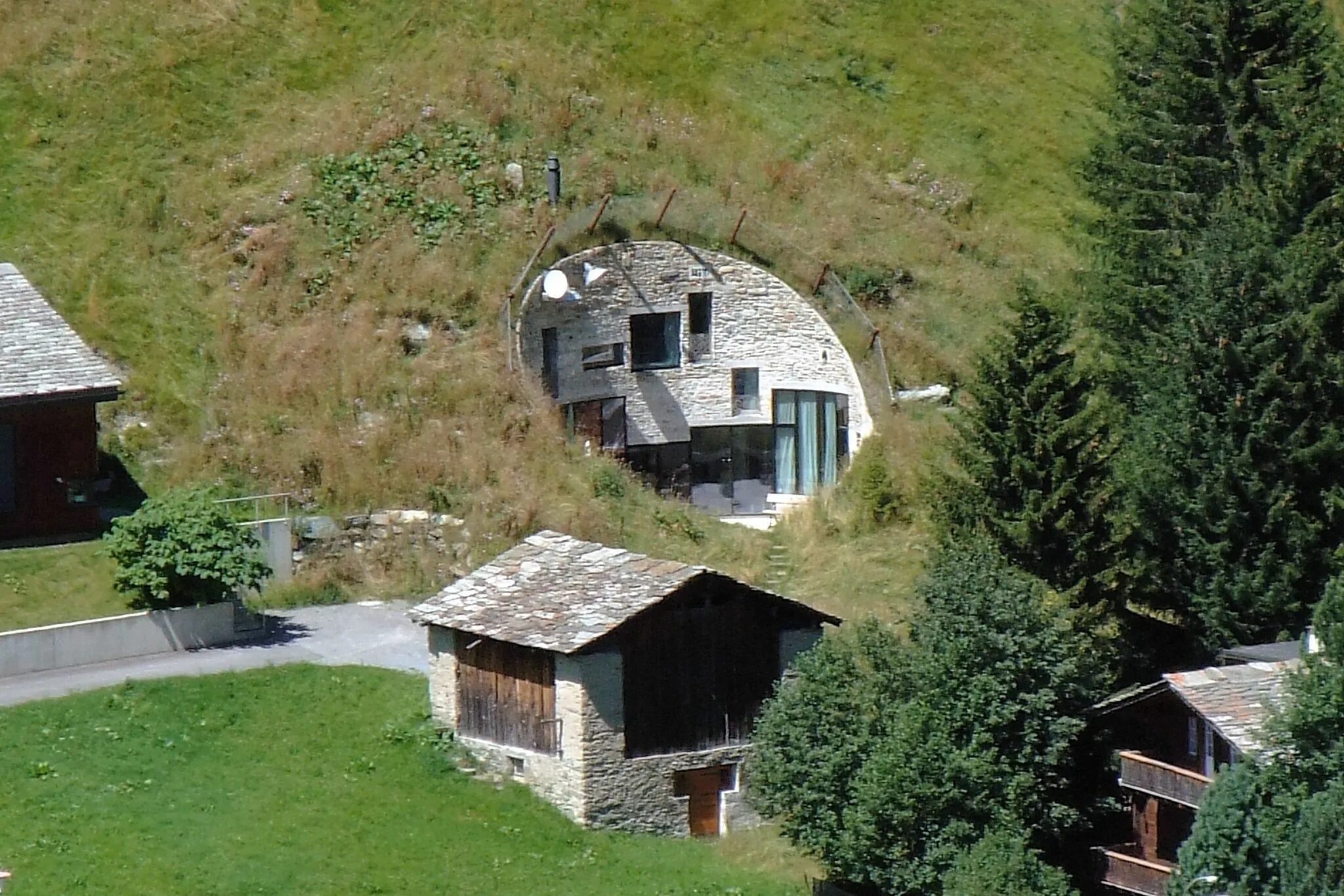 Строительство на холмах. Вилла Vals в горах Швейцарии. Вилла вальс Швейцария. Вилла вальс в швейцарских Альпах. Вилла вальс на склоне Альп в Швейцарии.