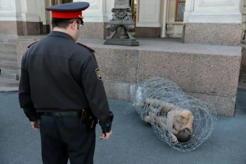 акционист петр павленский. акционист петр павленский. красная площадь художник прибил. художник павленский яйца к красной площади. художник-акционист петр павленский.