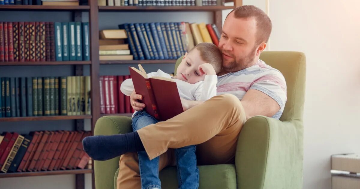 Фотосессия с сыночком с книгами. Папа читает книгу сыну картина. Дорога к чтению. Папа с сыном читают книгу фото.