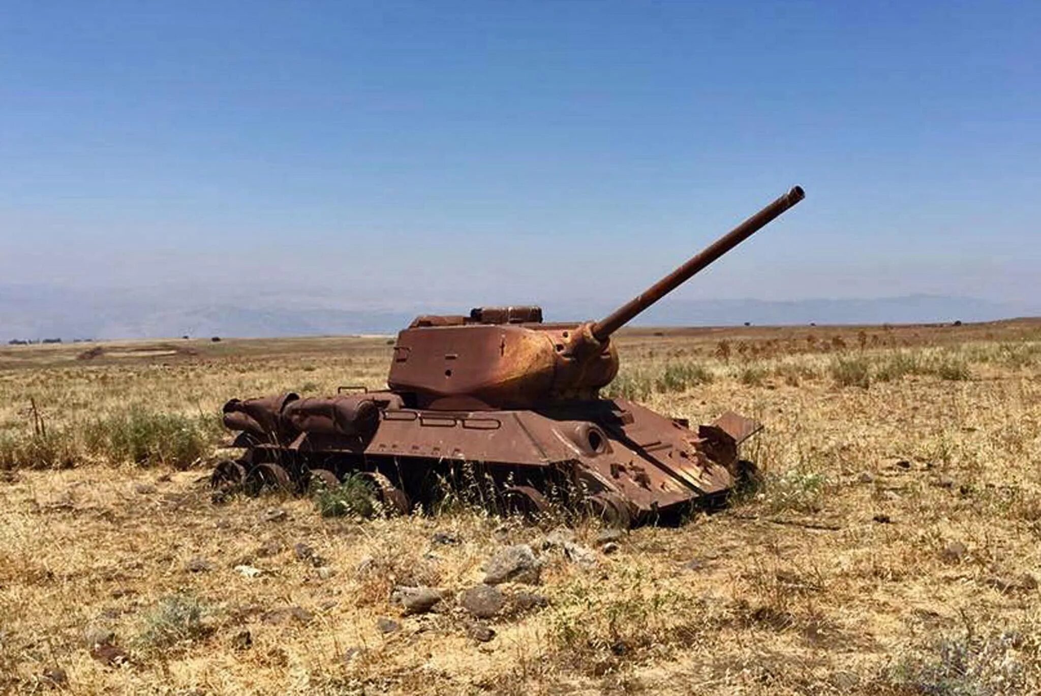 Танк в поле. Лучший танк в поле. Лучший танк в поле. Танк едет по полю. Танк т-34 на поле боя.