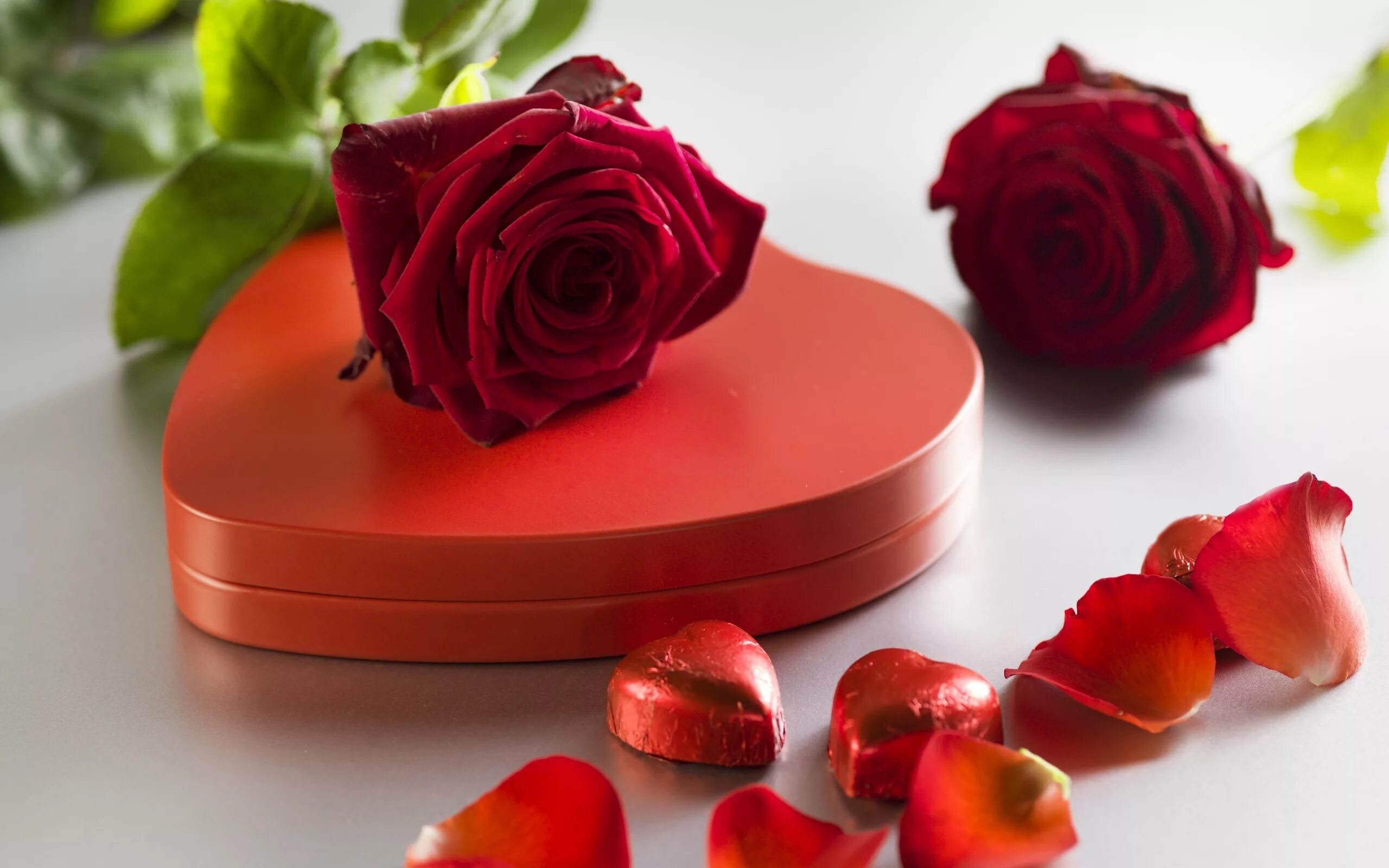 Цвет романтики. Романтические цветы. Романтические розы. Красные розы. Романтичные розы и конфеты.