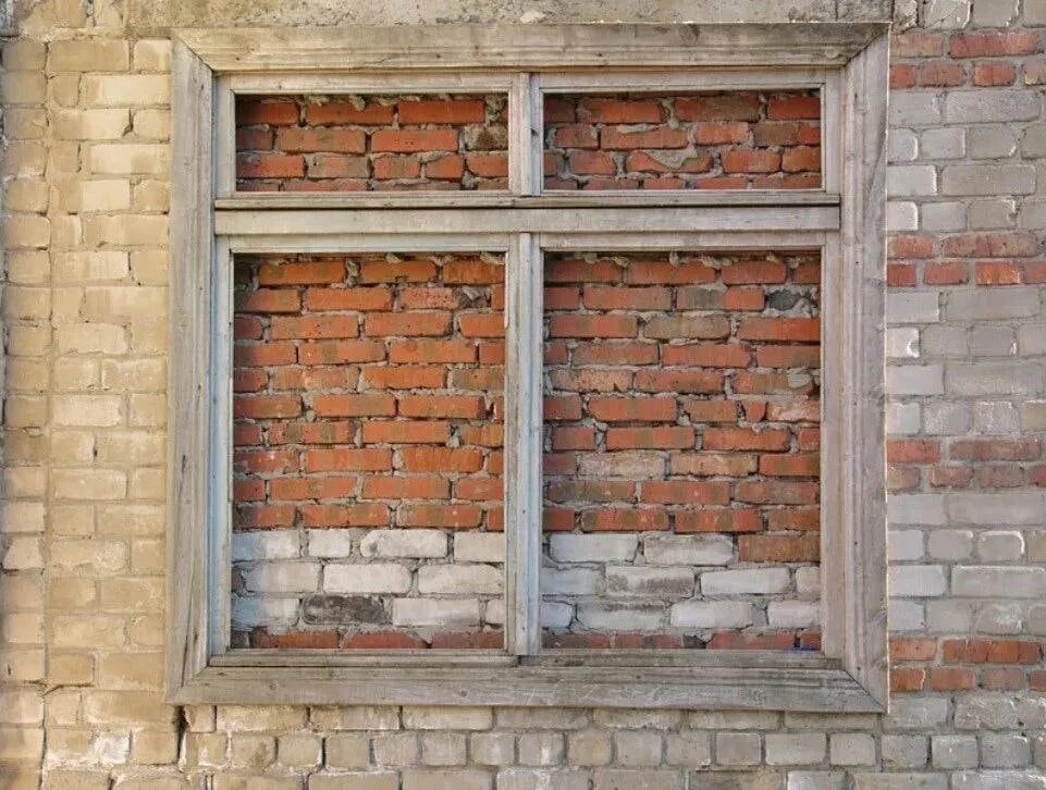 Можно заложить окно. Окно заложенное кирпичом. Кирпичная стена с окном. Оконный проем. Окна в кирпичном доме.