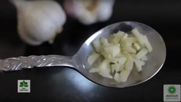 Добавляем измельченный чеснок и. Чеснок (измельченный). перетертый чеснок. чеснок в ложке. чеснок измельчают.
