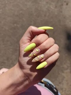 Яркие ногти миндаль короткие