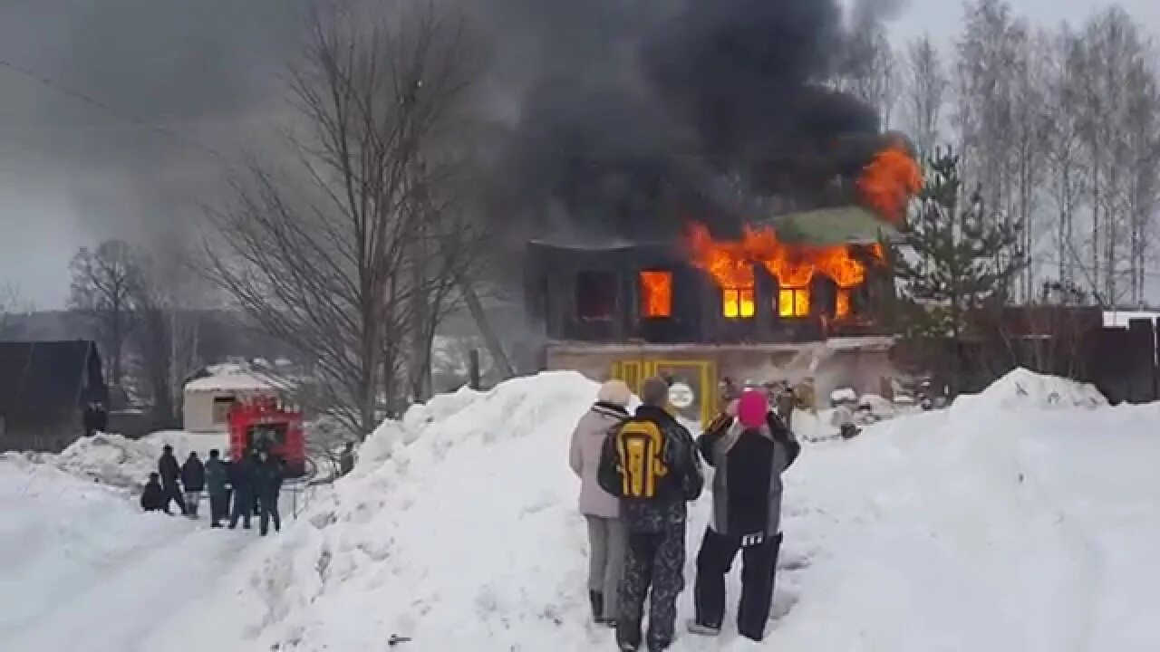 Погода в неме кировской области на месяц. Пожар село Ильинское. Сгорел дом село Ильинское. Пожар в Ильинском сегодня. Пгт нема Кировская область.